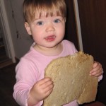 Ellen har snuppet et brød fra bordet - måske vi skulle give hende noget mere at spise?