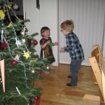 Ellen og Casper leger fangeleg rundt om juletræet, mens vi andre spiser færdig.