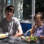 Så er der frokost – Kåre spiser Ellens Kinderteller og Ellen spiser lidt af Kåres salat.