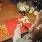 Ellen skærer æbler