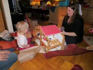 Karen får et dukkehus af moster Ane