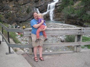 Trine og Karen foran Colombia Falls